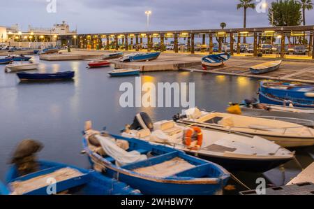 Uferpromenade Imperatore Augusto Straße bei Sonnenuntergang, historisches Zentrum von Bari, Apulien Region ( Apuleia ), Italien Stockfoto