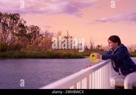 Beim Angeln in den murray bei Sonnenuntergang ist der Schwerpunkt auf Bäumen Stockfoto