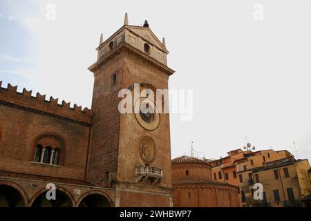 Blick auf Bartolomeo Manfredis Uhrenturm in Mantua, Lombardei, Italien Stockfoto