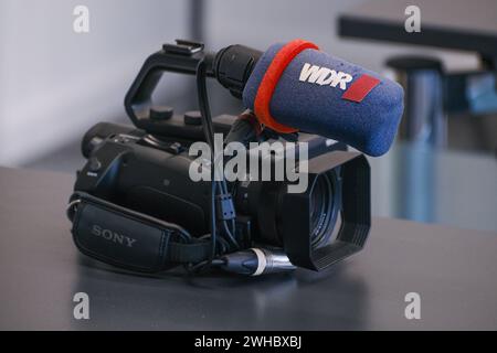 Düsseldorf 09.02.2024 WDR Westdeutscher Rundfunk ARD öffentlich-rechtlicher Rundfunk Logo Schriftzug Mikrofon-Puschel GEZ Gebühreneinzugszentrale Zwangsgebühren Rundfunkgebühren Fernsehgebühren Düsseldorf Nordrhein-Westfalen Deutschland *** Düsseldorf 09 02 2024 WDR Westdeutscher Rundfunk ARD öffentlich-rechtlicher Rundfunk Logo Schriftzug Mikrofon Puschel GEZ Gebührenerhebungszentrale Pflichtgebühren Rundfunkgebühren Fernsehgebühren Düsseldorf Nordrhein-Westfalen Deutschland Stockfoto