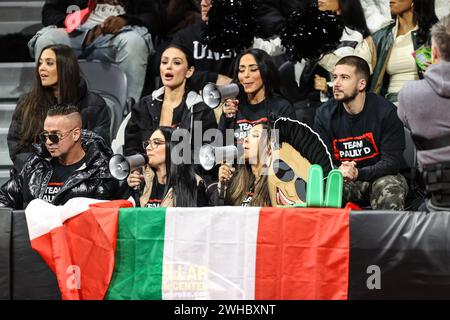 Henderson, NV, USA. Februar 2024. Mitglieder der Jersey Shore (Front) Mike "die Situation" Sorrentino, Deena Cortese, Nicole Polizzi, (hinten) Sammy Giancola, Jenni Farley, Angelina Pivarnick und Vinny Guadagnino treten bei der 24. jährlichen Celebrity Flag Football Challenge im Dollar Loan Center in Henderson, NV, auf. Christopher Trim/CSM/Alamy Live News Stockfoto