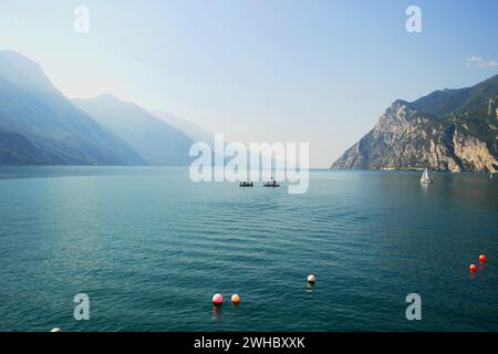 Blick von Torbole auf den Gardasee. 15. August 2023 Nago - Torbole, Trentino Südtirol, Italien Stockfoto