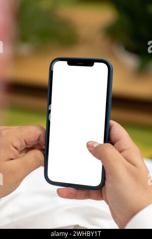Nahaufnahme der Hand, die ein modernes Smartphone hält Stockfoto
