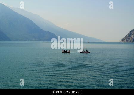 Blick von Torbole auf den Gardasee. 15. August 2023 Nago - Torbole, Trentino Südtirol, Italien Stockfoto