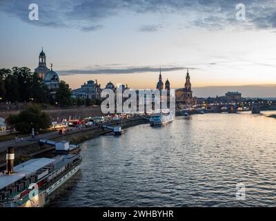 Dresdner Stadtfest „Canaletto“ neben der Elbe. Überfüllte Straßen voller Touristen und Imbissstände in der Altstadt. Wunderschönes Wetter bei Sonnenuntergang. Stockfoto