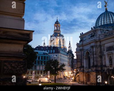 Dresdner Frauenkirche und Akademie der Bildenden Künste am Abend bei Sonnenuntergang in der Altstadt. Die beleuchtete Barockarchitektur ist eine Attraktion. Stockfoto