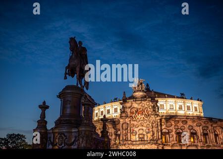 Dresden, Semperoper, beleuchtet mit einem Bildmuster bei Nacht. Schönes Barockgebäude in der Dresdner Altstadt am Theaterplatz. Stockfoto