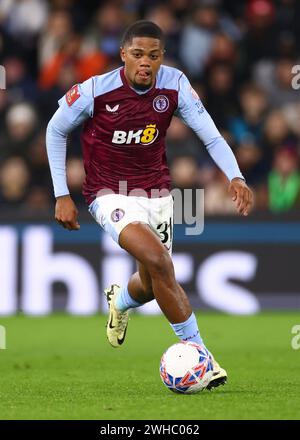 Leon Bailey von Aston Villa während des Emirates FA Cup Fourth Round Replay Matches zwischen Aston Villa und Chelsea im Villa Park. Stockfoto