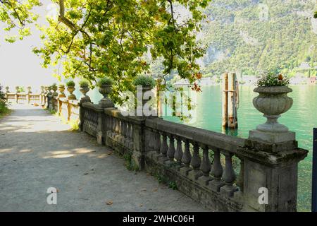 Blick auf den Gardasee mit wunderschönen Blumen und Touristen. 15. August 2023 Riva del Garda, Italien ​ Stockfoto