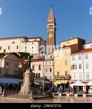 Piran, Slowenien - 26. August 2023: Statue des berühmten Geigers Giuseppe Tartini vor malerischer Kulisse des Tartini-Platzes in bezaubernden Coas Stockfoto