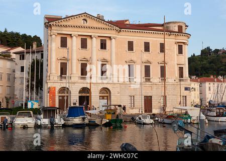 Piran, Slowenien - 26. August 2023: Blick auf das Yachtmuseum namens Marina Stockfoto