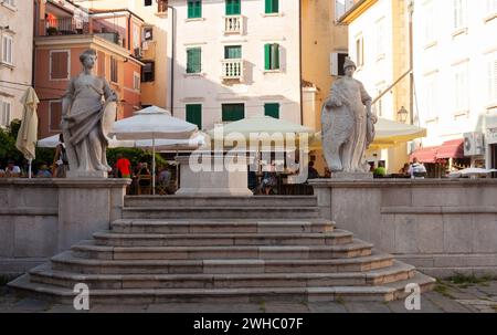 Piran, Slowenien - 26. August 2023: Altstadt Trg 1. maja-Platz farbenfrohe Gebäude in Piran, Slowenien Stockfoto