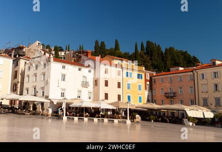 Piran, Slowenien - 26. August 2023: Tartinijev trg, der Hauptplatz von Piran, Slowenien Stockfoto