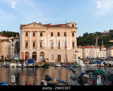 Piran, Slowenien - 26. August 2023: Blick auf das Yachtmuseum namens Marina Stockfoto