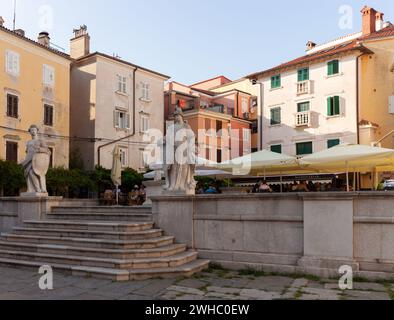 Piran, Slowenien - 26. August 2023: Altstadt Trg 1. maja-Platz farbenfrohe Gebäude in Piran, Slowenien Stockfoto