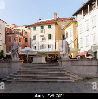 Piran, Slowenien - 26. August 2023: Altstadt Trg 1. maja-Platz farbenfrohe Gebäude in Piran, Slowenien Stockfoto