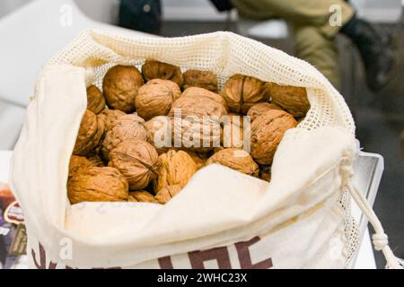 Berlin, Deutschland 07.- 09. Februar 2024: Fruit Logistica - 2024 im Bild: Sack mit Wallnüssen *** Berlin, Deutschland 07 09 Februar 2024 Fruit Logistica 2024 abgebildetes Copyright: XFotostandx/xReuhlx Stockfoto