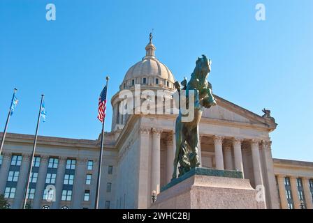 „Tribute to Range Riders“ Bronze von Constance Whitney Warren vor dem Oklahoma State Capitol (1917 im klassischen griechisch-römischen Stil - Kuppel in 2 Stockfoto