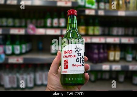 Honolulu, HI - 24. Dezember 2023: Beliebte Soju-Likör der Marke Hite Jinro Chamisol ursprüngliche grüne Glasflasche aus Korea in die USA importiert mit Englisch Stockfoto