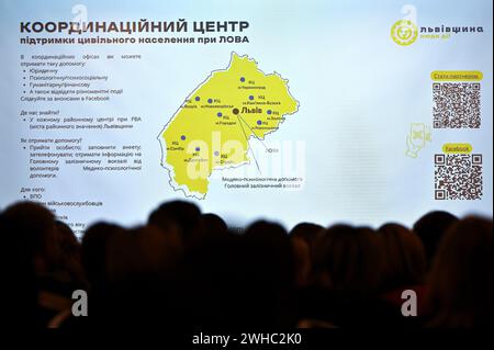 LVIV, UKRAINE - 09. FEBRUAR 2024 - ein Bild wird auf dem Bildschirm während des Forums „Psychosoziale Dienste: Vereinigung und Entwicklung“ in Lviv, Westukraine, gesehen. Stockfoto