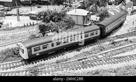 Klasse 101 Modell mit Doppeltriebwagen in BR blau und silber. Stockfoto