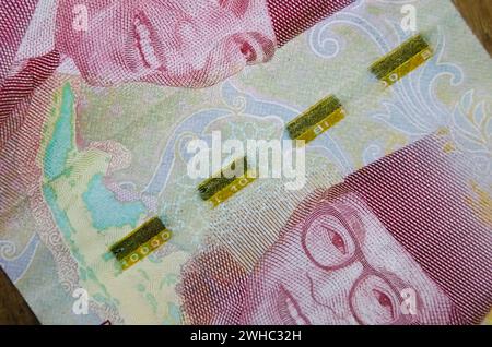 Makrofotografie der 100,000-RP-Banknote. Nahaufnahme der indonesischen 100-Tausend-Rupiah-Banknote mit Sicherheitsfaden. Rupiah ist die Offizia Stockfoto