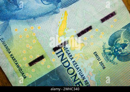 Makrofotografie von 50.000 IDR-Banknoten. Nahaufnahme einer indonesischen fünfzigtausend Rupiah-Banknote mit Sicherheitsfaden. Rupiah ist der offizielle Curre Stockfoto