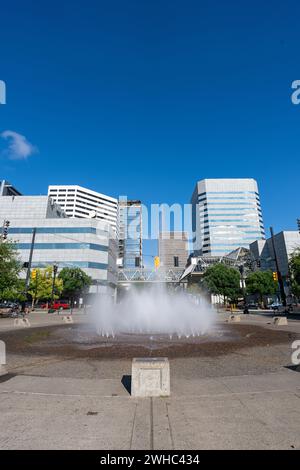 Ein Weitwinkelfoto des Salmon Street Springs Fountain im Tom McCall Waterfront Park in Portland Oregon an einem klaren Sommertag. Stockfoto