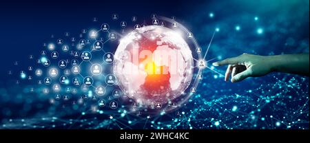 Geschäftsmann, der die globale Geschäftsgemeinschaft der vernetzten Netzwerkkommunikation weltweit anführt. Digitale und technologische Konvergenz. Stockfoto