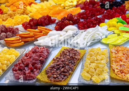 Verschiedene bunte kandierte getrocknete aus exotischen Früchten und Beeren von oben Blick. Stockfoto