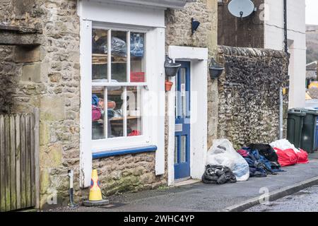 Überfüllte Wäsche auf dem Bürgersteig vor der Cragdale Wäscherei in Settle, North Yorkshire, Stockfoto