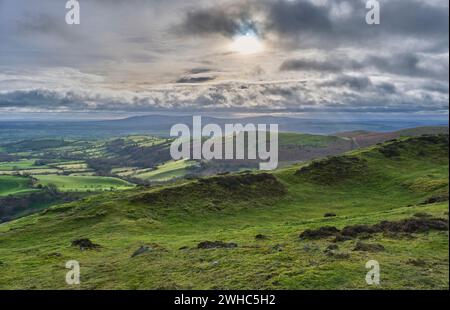 Brown Clee und Titterstone Clee Hill von Caer Caradoc aus gesehen, Church Stretton, Shropshire Stockfoto