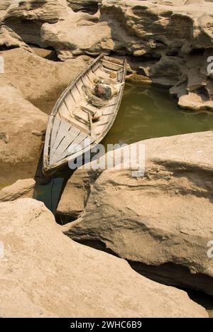 Schiff im trockenen Fluss Mekong zwischen der Grenze von Thailand und Laos. Stockfoto