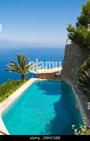 Landhaus mit Schwimmbad in der Nähe von Banyalbufar. Stockfoto