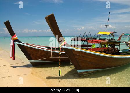 Longtailboots am Strand der thailändischen Insel Koh Ngai im Golf von Bangkok Stockfoto