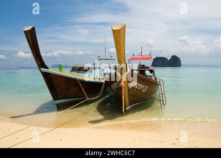 Longtailboots am Strand der thailändischen Insel Koh Ngai im Golf von Bangkok Stockfoto