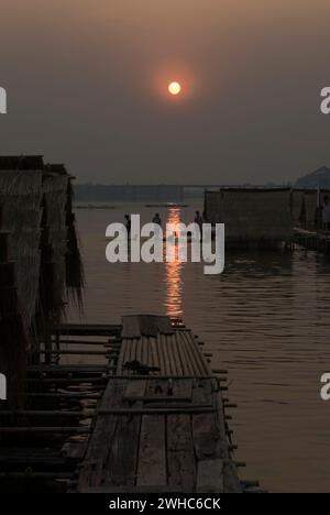 Sonnenuntergang am thai-Fluss Mon in Ubon Ratchathani Stockfoto