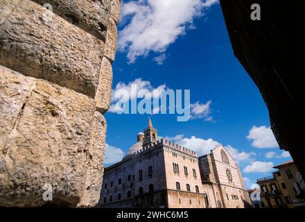 Italien Umbrien Foligno Piazza della Repubblica mit Kathedrale Stockfoto