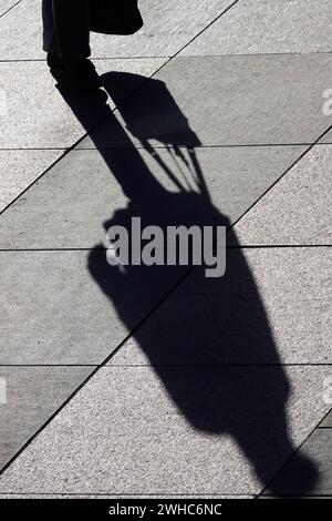 Passant mit Einkaufstasche, Schatten, Winter, Sachsen, Deutschland Stockfoto