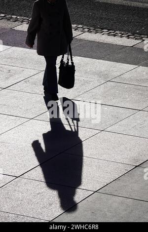 Passant mit Schatten, Einkaufstasche, Winter, Sachsen, Deutschland Stockfoto