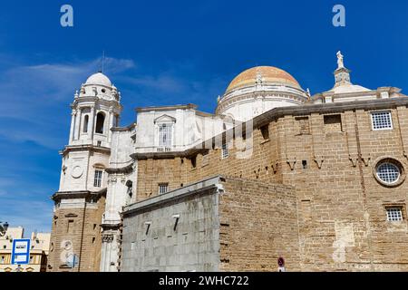 Blick auf die Kuppel und die Kirchtürme der Kathedrale von Cadiz, die Kathedrale des Heiligen Kreuzes über dem Meer, Cadiz, Andalusien, Spanien Stockfoto