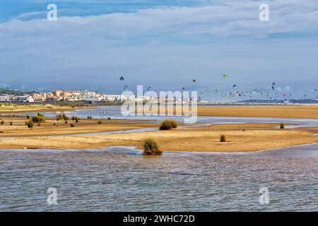 Rio de la Jara Mündung, Küste, Kitesurfer am Horizont, Tarifa Beach, Tarifa, Cadiz, Costa de la Luz, Andalusien, Spanien Stockfoto