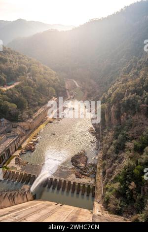 Mindestwasserabfluss in den Staudamm Panta de Sau mit vier Prozent seiner Kapazität in der schlimmsten Dürre in der Geschichte Kataloniens in Spanien Stockfoto