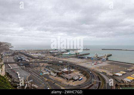 Dover, Großbritannien. Februar 2024. Image © lizenziert für Parsons Media. 04/02/2024. Dover, Großbritannien. Ein erhöhter Blick auf den Hafen von Dover. Ein erhöhter Blick auf den Hafen von Dover von der Aussichtsplattform am Dover Castle. Fähren zwischen Dover und Calais sind zu sehen. Foto: Dirk Seyfried/Parsons Media Credit: andrew parsons/Alamy Live News Stockfoto