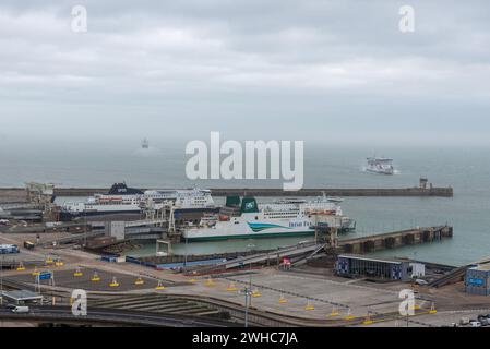 Dover, Großbritannien. Februar 2024. Image © lizenziert für Parsons Media. 04/02/2024. Dover, Großbritannien. Ein erhöhter Blick auf den Hafen von Dover. Ein erhöhter Blick auf den Hafen von Dover von der Aussichtsplattform am Dover Castle. Fähren zwischen Dover und Calais sind zu sehen. Foto: Dirk Seyfried/Parsons Media Credit: andrew parsons/Alamy Live News Stockfoto