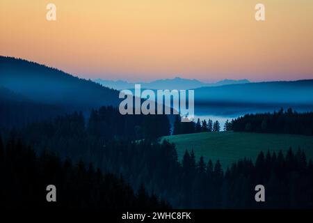 Morgennebel, Morgenstimmung, Sonnenaufgang, Blick vom Thurner, Schweizer Alpen im Hintergrund, Schwarzwald, Baden-Württemberg, Deutschland Stockfoto