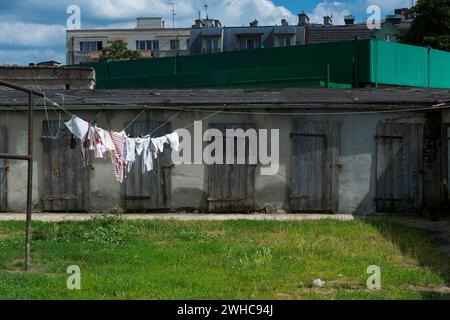 Wohnsiedlung mit Schuppen, Garten und Wäscheleine, Wohnen, Lifestyle, Waschen, traditionell, baufällig, Osteuropa Stockfoto