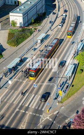 Elektrische Straßenbahnen fahren auf den Straßen von Warschau Stockfoto