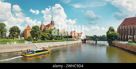 Panoramablick auf die renovierte Tumski-Brücke in Breslau, Polen Stockfoto