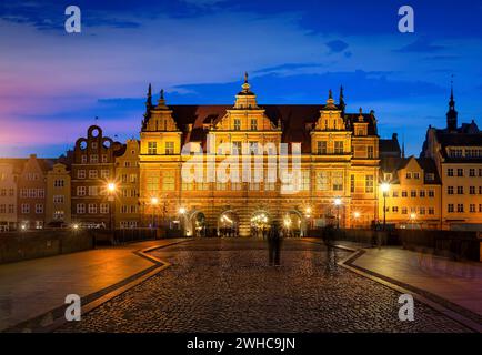 Grünes Tor und Brücke in Danzig bei Nacht Stockfoto